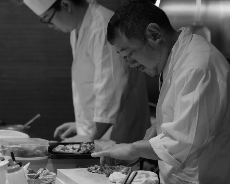 鮮魚やこだわりの旬野菜は毎日仕入れ。季節を感じながら生産者とお客様をつなぐ架け橋に。